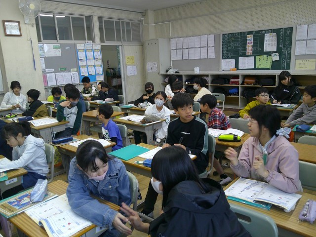 ペアで話し合いもしています。